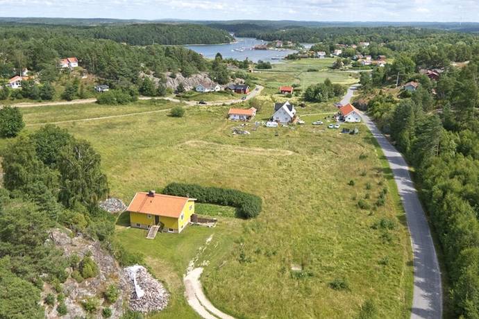 Bild 1: tomt på Kockholmsvägen 18, Strömstads kommun Rossö