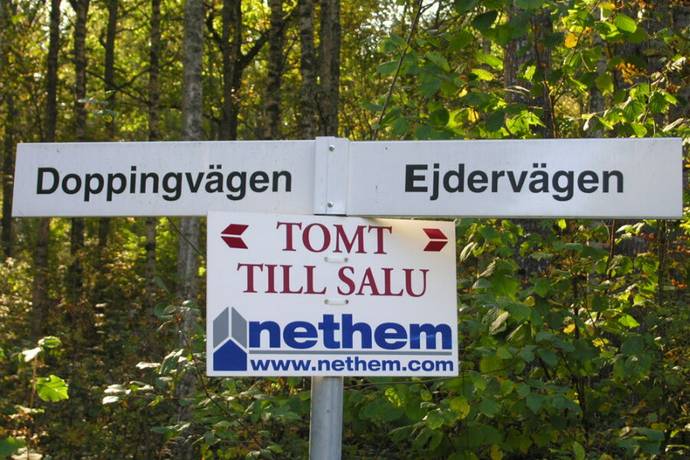 Bild 4: tomt på Doppingvägen 17, Arboga kommun Björkudden