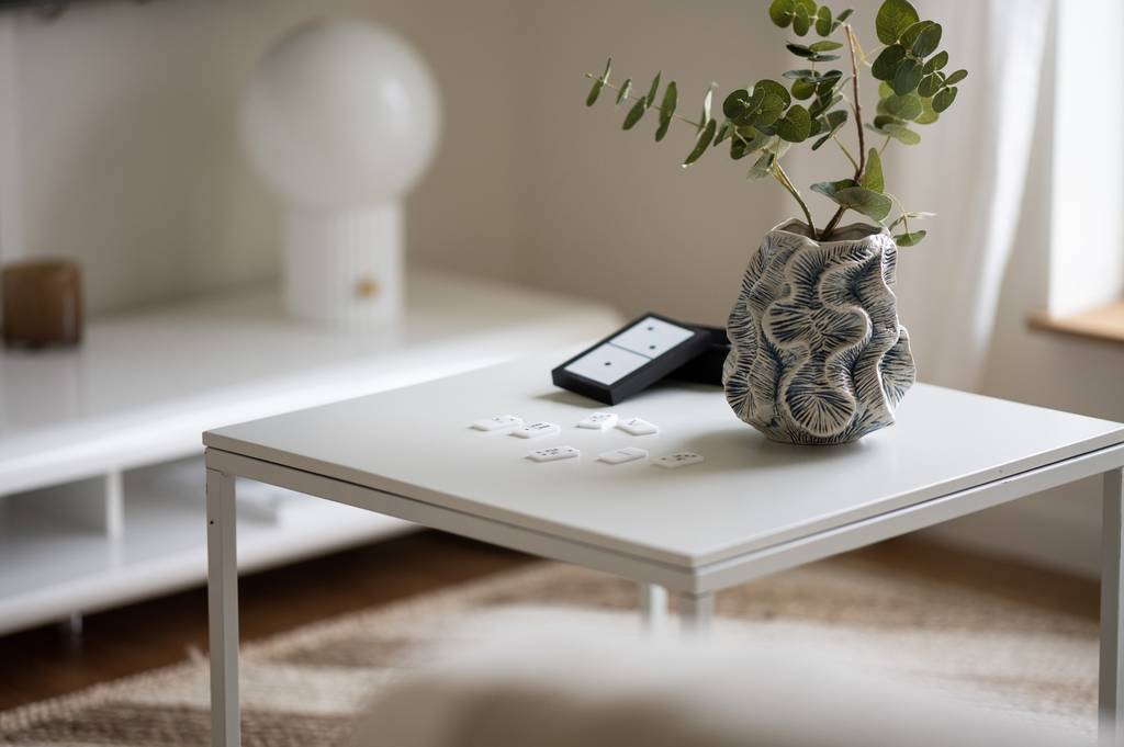 Image inspired by the article "Färingsöhuset bjuder på designklassiker, tavelvägg och gröna växter"