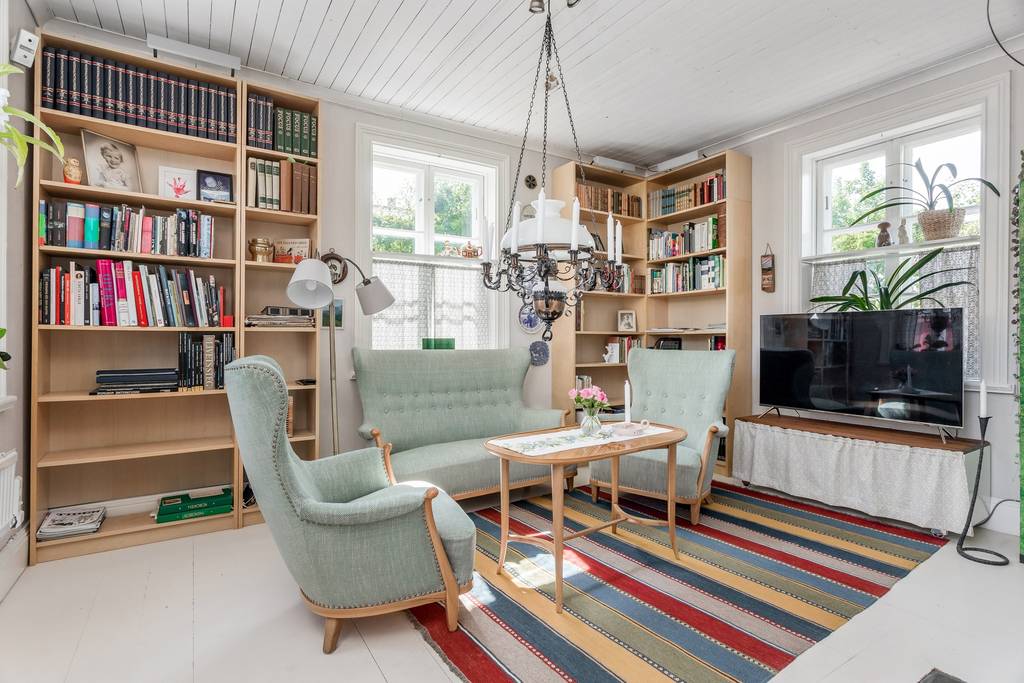 Image inspired by the article "Färgsprakande och stilsäkert hemma hos kreativa paret i Råå"