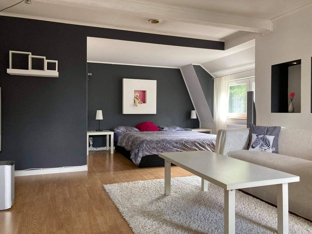 Image inspired by the article "Färgsprakande och stilsäkert hemma hos kreativa paret i Råå"