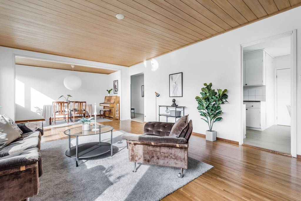 Image inspired by the article "Färingsöhuset bjuder på designklassiker, tavelvägg och gröna växter"