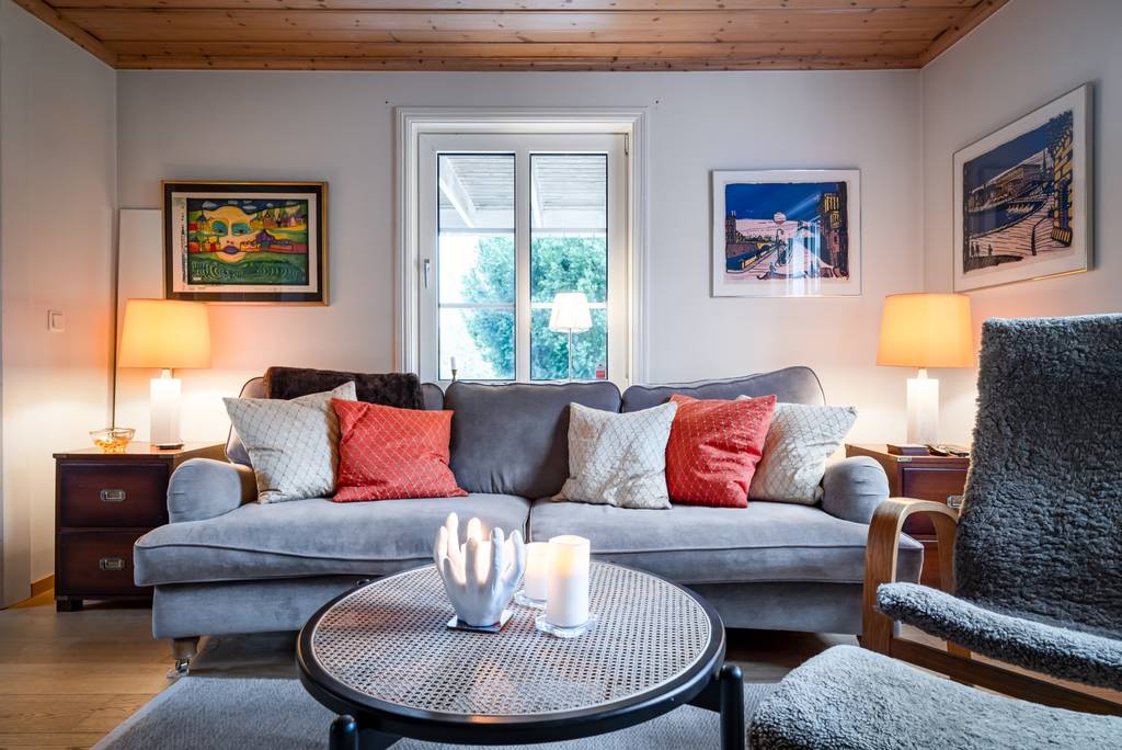 Image inspired by the article "Färgsprakande och stilsäkert hemma hos kreativa paret i Råå"