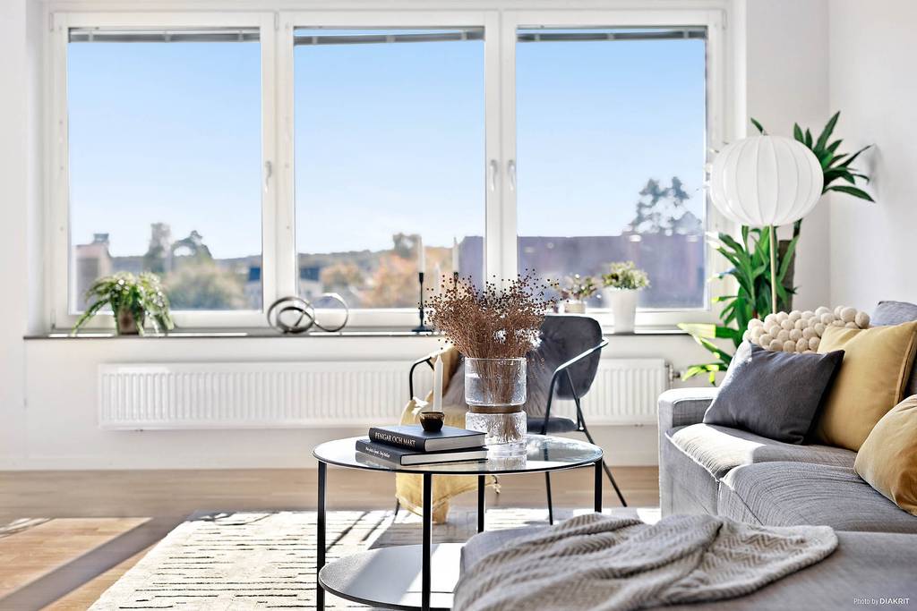 Image inspired by the article "Färingsöhuset bjuder på designklassiker, tavelvägg och gröna växter"