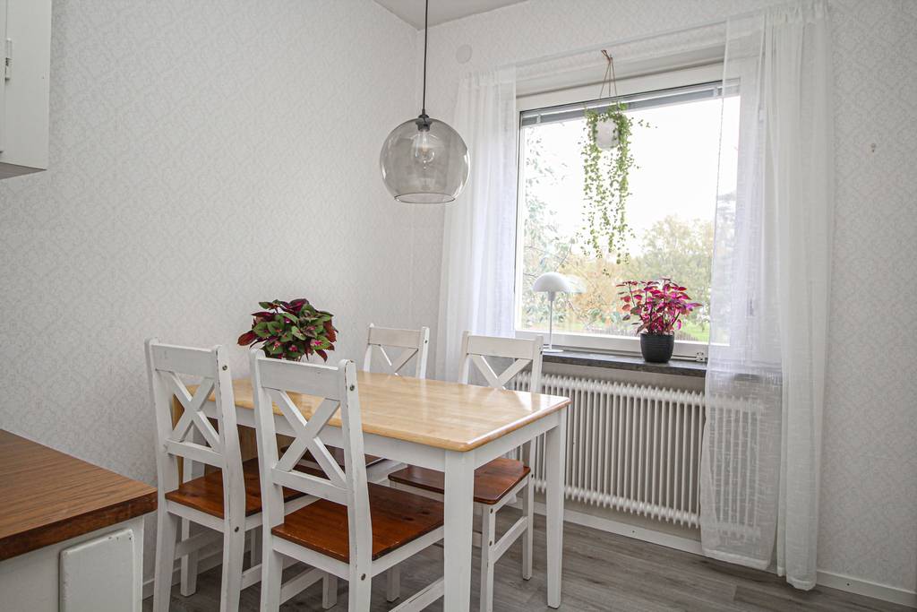 Image inspired by the article "Färgsprakande och stilsäkert hemma hos kreativa paret i Råå"