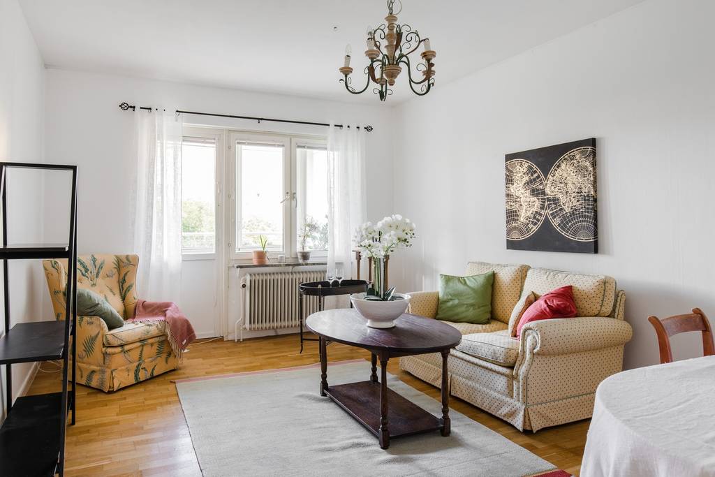 Image inspired by the article "Formstark färgfest i det personliga hemmet på Södermalm"