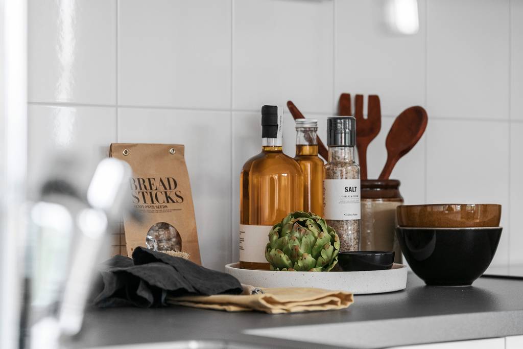 Image inspired by the article "Färingsöhuset bjuder på designklassiker, tavelvägg och gröna växter"