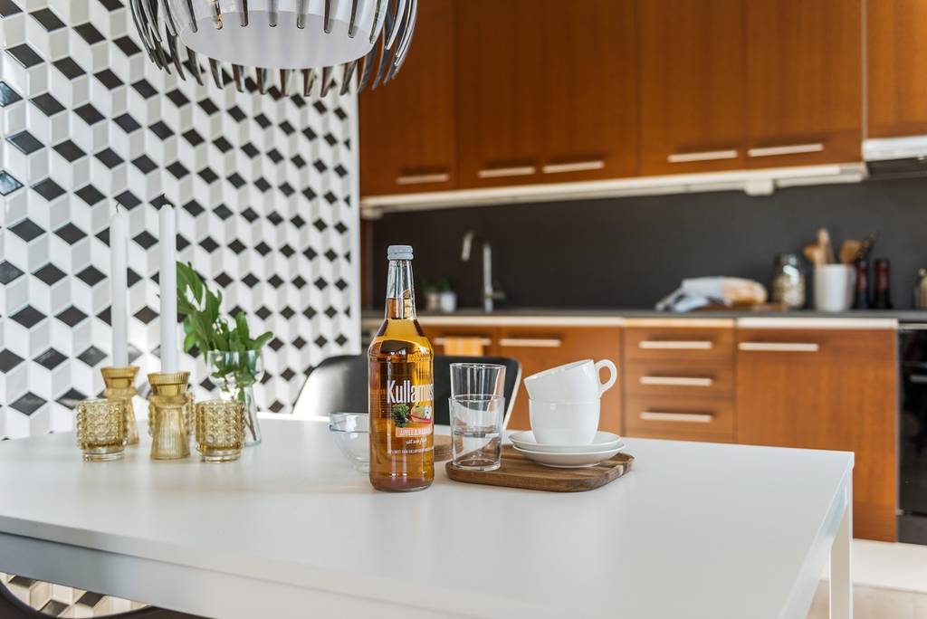 Image inspired by the article "Färingsöhuset bjuder på designklassiker, tavelvägg och gröna växter"