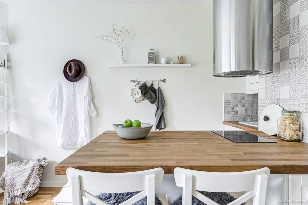 Image inspired by the article "Färingsöhuset bjuder på designklassiker, tavelvägg och gröna växter"