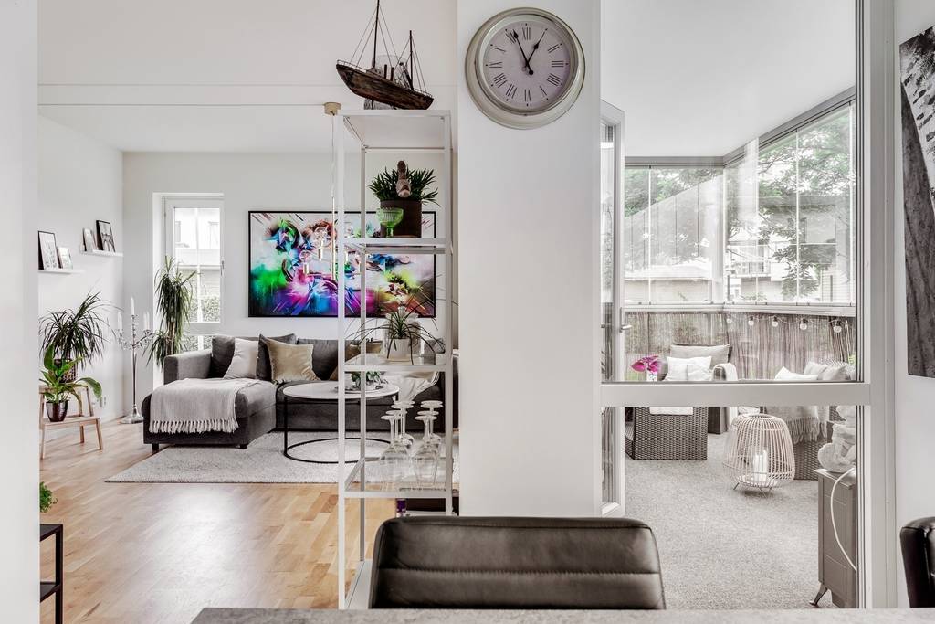 Image inspired by the article "Färingsöhuset bjuder på designklassiker, tavelvägg och gröna växter"