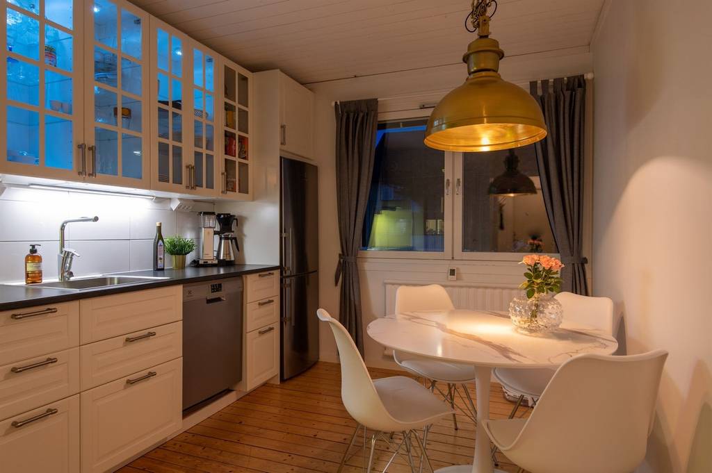 Image inspired by the article "Färgsprakande och stilsäkert hemma hos kreativa paret i Råå"