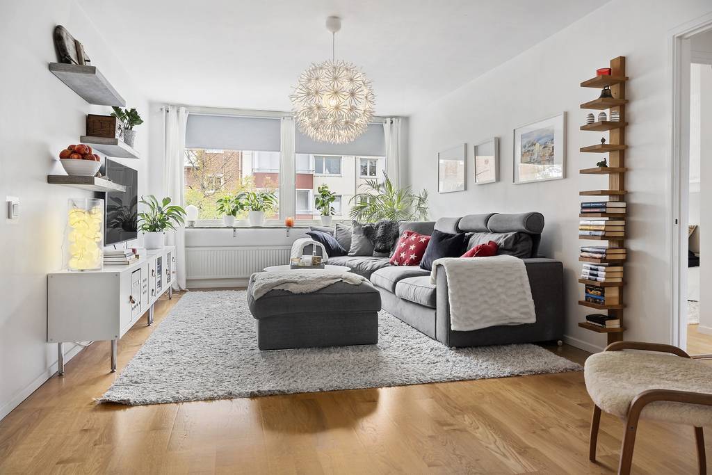 Image inspired by the article "Färingsöhuset bjuder på designklassiker, tavelvägg och gröna växter"