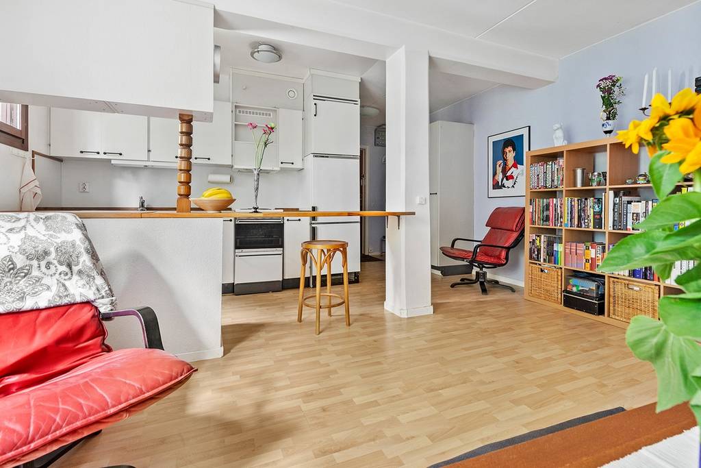 Image inspired by the article "Formstark färgfest i det personliga hemmet på Södermalm"