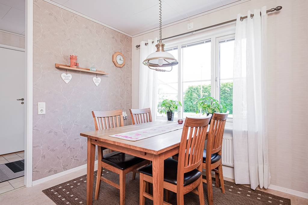 Image inspired by the article "Färgsprakande och stilsäkert hemma hos kreativa paret i Råå"