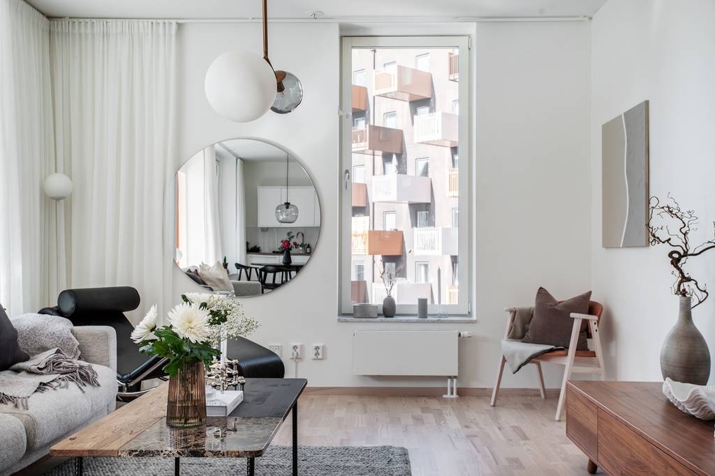 Image inspired by the article "Färingsöhuset bjuder på designklassiker, tavelvägg och gröna växter"