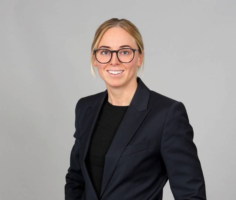 Engagerad mäklare med driv bild