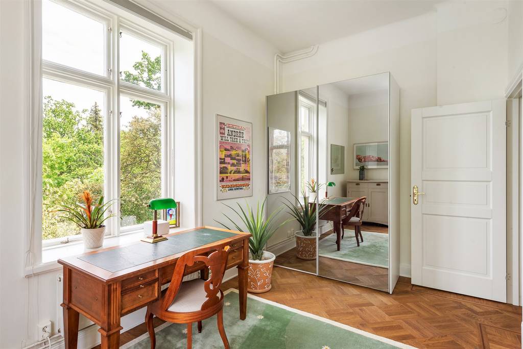 Image inspired by the article "Färgsprakande och stilsäkert hemma hos kreativa paret i Råå"