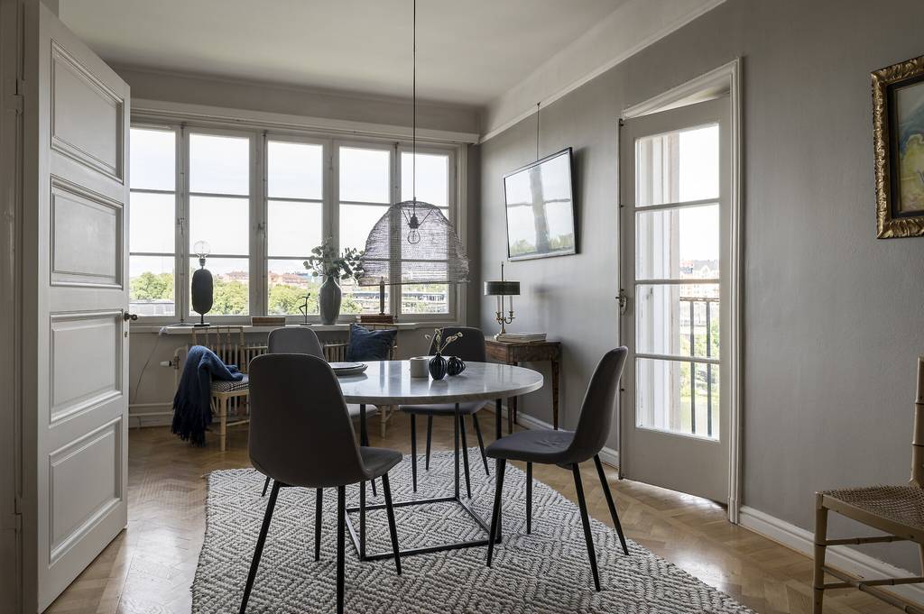 Image inspired by the article "Färgsprakande och stilsäkert hemma hos kreativa paret i Råå"