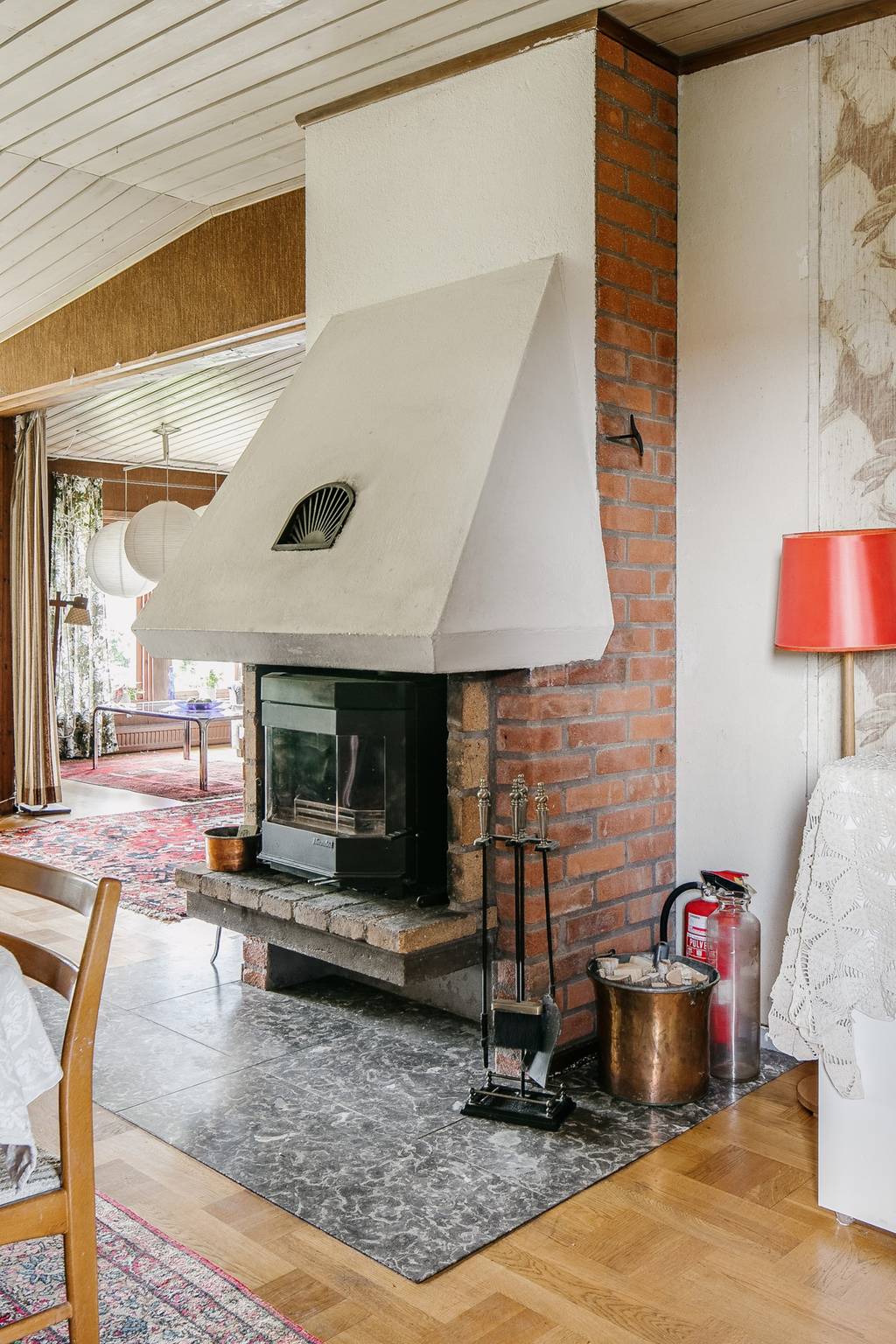 Image inspired by the article "Färgsprakande och stilsäkert hemma hos kreativa paret i Råå"