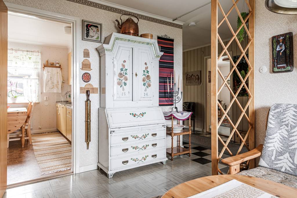 Image inspired by the article "Färingsöhuset bjuder på designklassiker, tavelvägg och gröna växter"