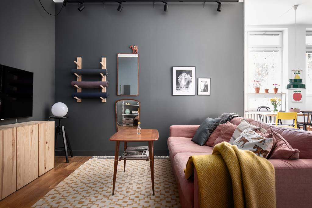 Image inspired by the article "Färgsprakande och stilsäkert hemma hos kreativa paret i Råå"