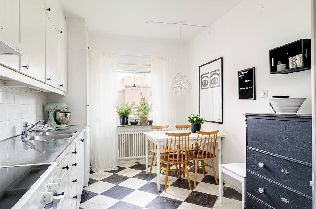 Image inspired by the article "Färgsprakande och stilsäkert hemma hos kreativa paret i Råå"