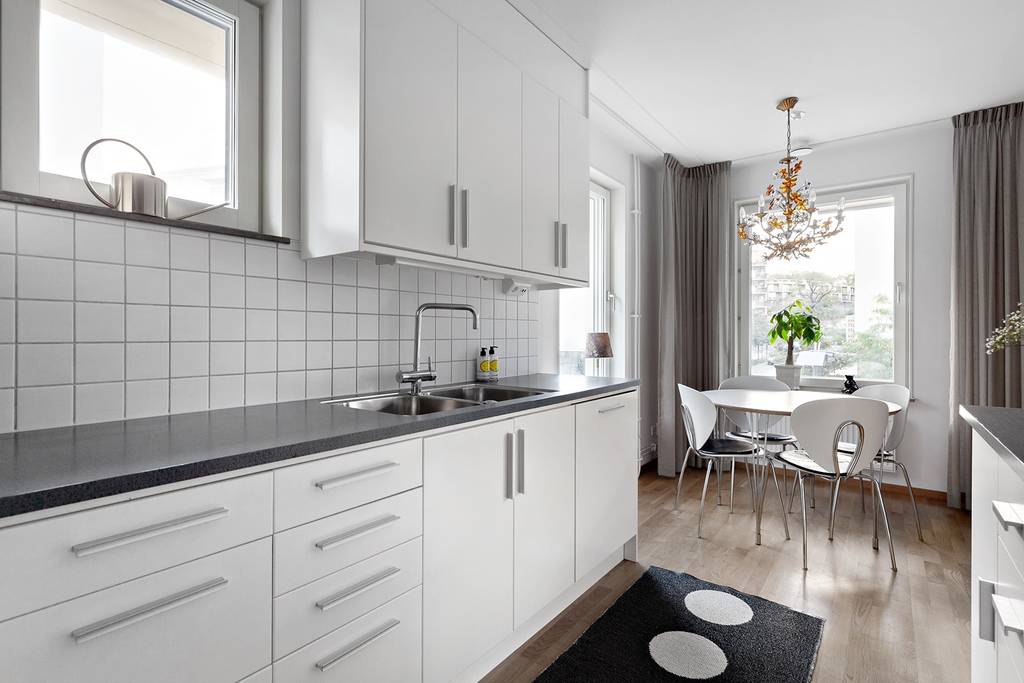 Image inspired by the article "Färgsprakande och stilsäkert hemma hos kreativa paret i Råå"