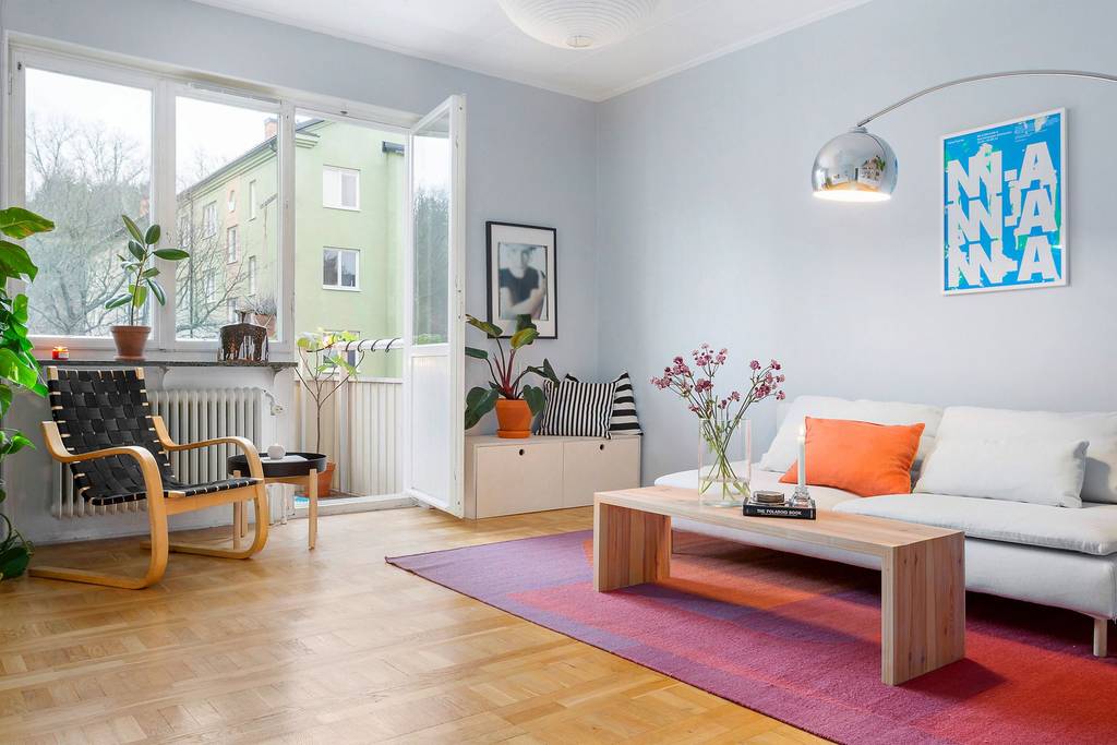 Image inspired by the article "Färgsprakande och stilsäkert hemma hos kreativa paret i Råå"