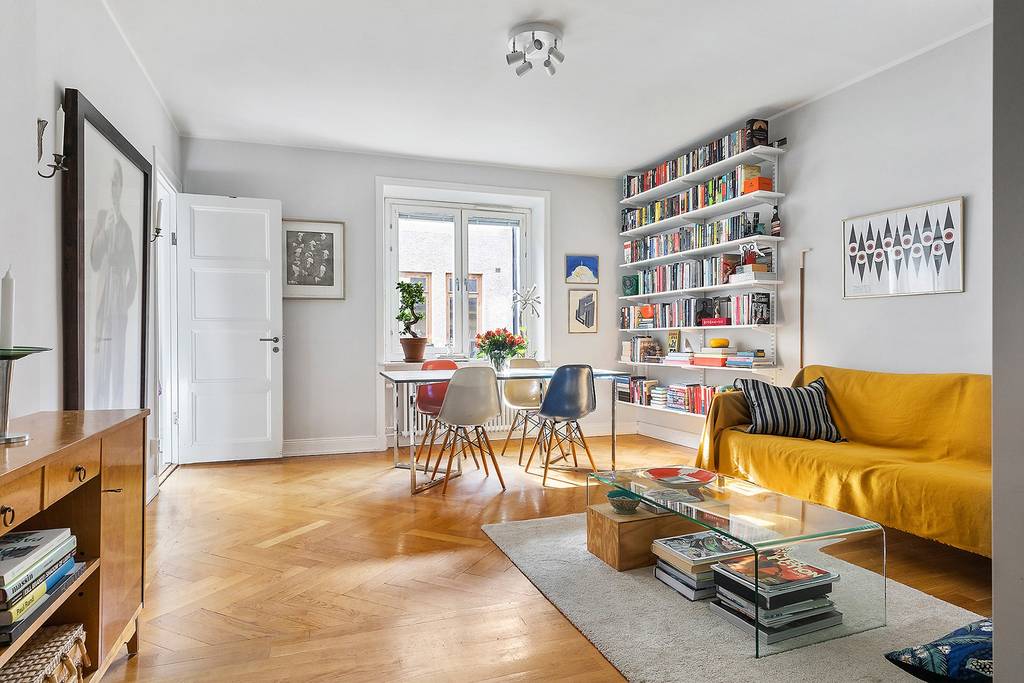 Image inspired by the article "Formstark färgfest i det personliga hemmet på Södermalm"