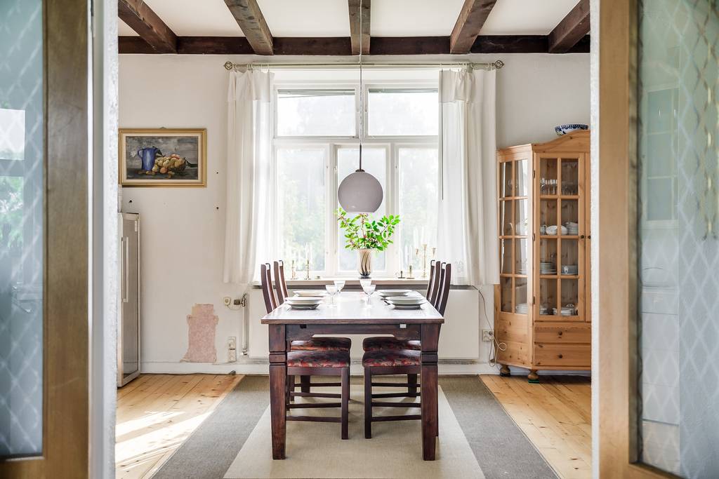 Image inspired by the article "Formstark färgfest i det personliga hemmet på Södermalm"