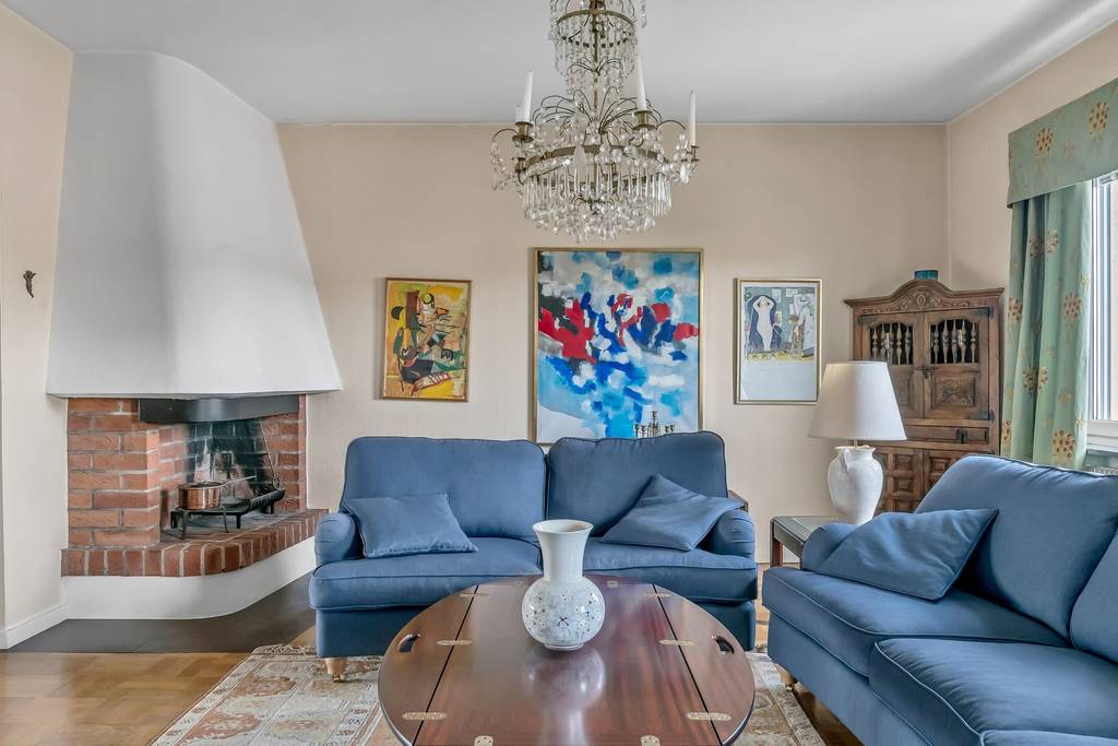 Image inspired by the article "Formstark färgfest i det personliga hemmet på Södermalm"