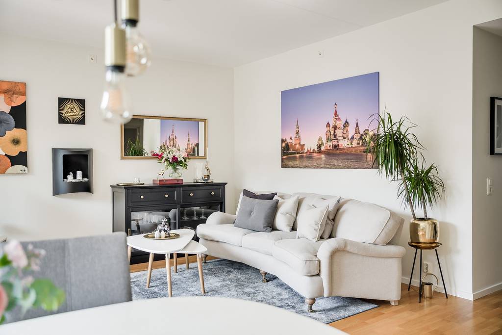 Image inspired by the article "Färgsprakande och stilsäkert hemma hos kreativa paret i Råå"