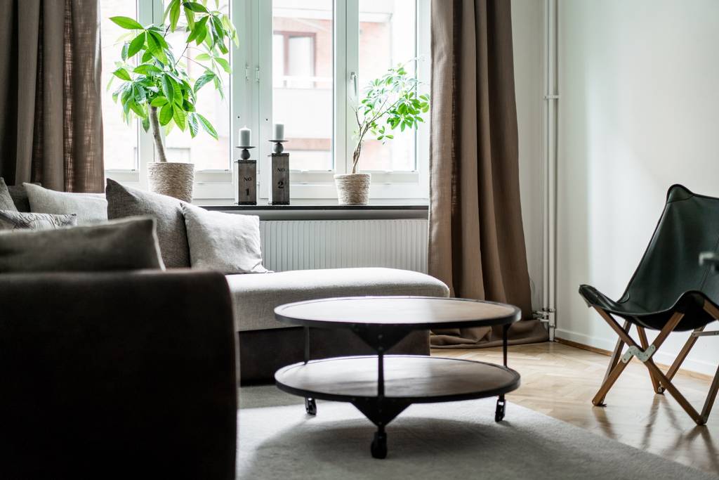 Image inspired by the article "Färingsöhuset bjuder på designklassiker, tavelvägg och gröna växter"