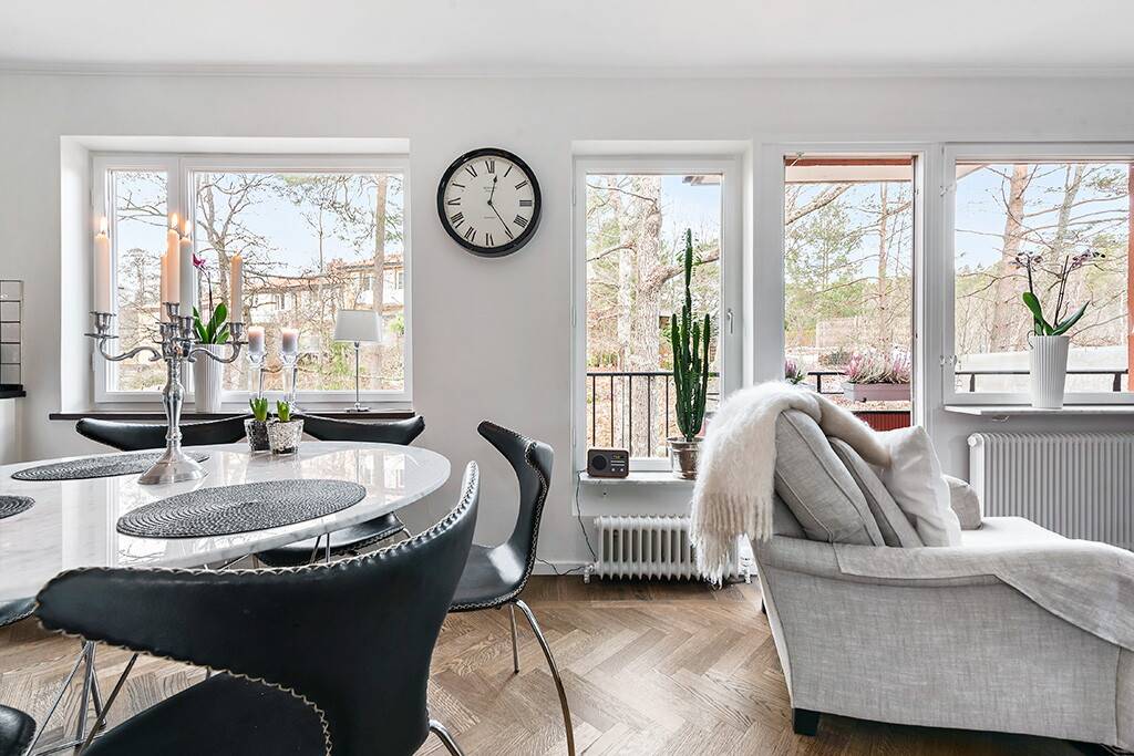 Image inspired by the article "Färingsöhuset bjuder på designklassiker, tavelvägg och gröna växter"