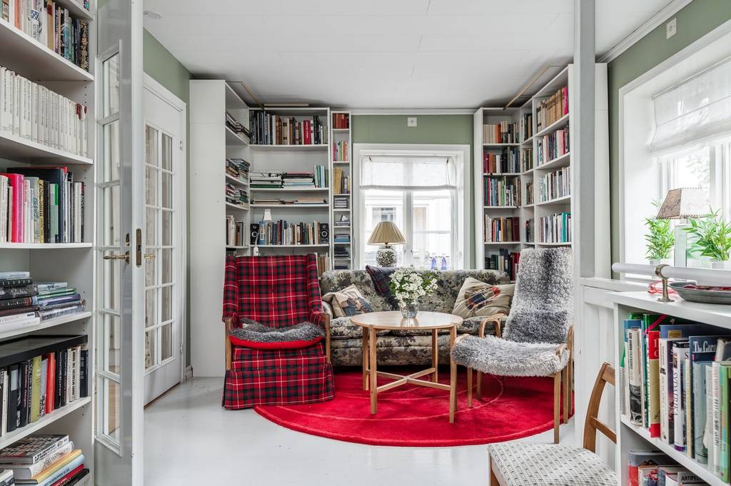 Image inspired by the article "Färgsprakande och stilsäkert hemma hos kreativa paret i Råå"