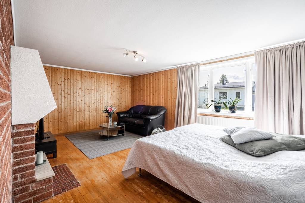 Image inspired by the article "Färgsprakande och stilsäkert hemma hos kreativa paret i Råå"