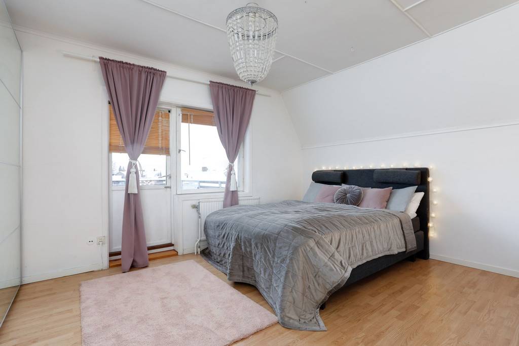 Image inspired by the article "Färgsprakande och stilsäkert hemma hos kreativa paret i Råå"