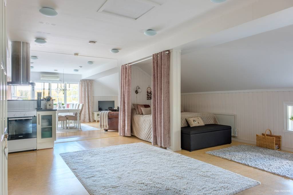 Image inspired by the article "Färgsprakande och stilsäkert hemma hos kreativa paret i Råå"