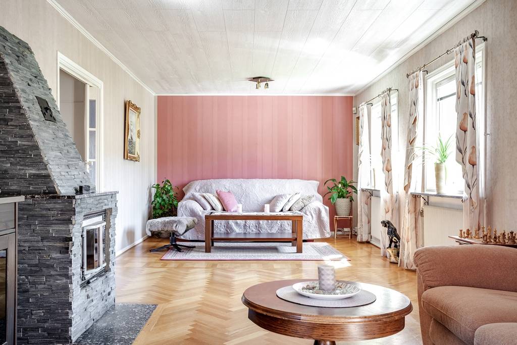 Image inspired by the article "Färgsprakande och stilsäkert hemma hos kreativa paret i Råå"