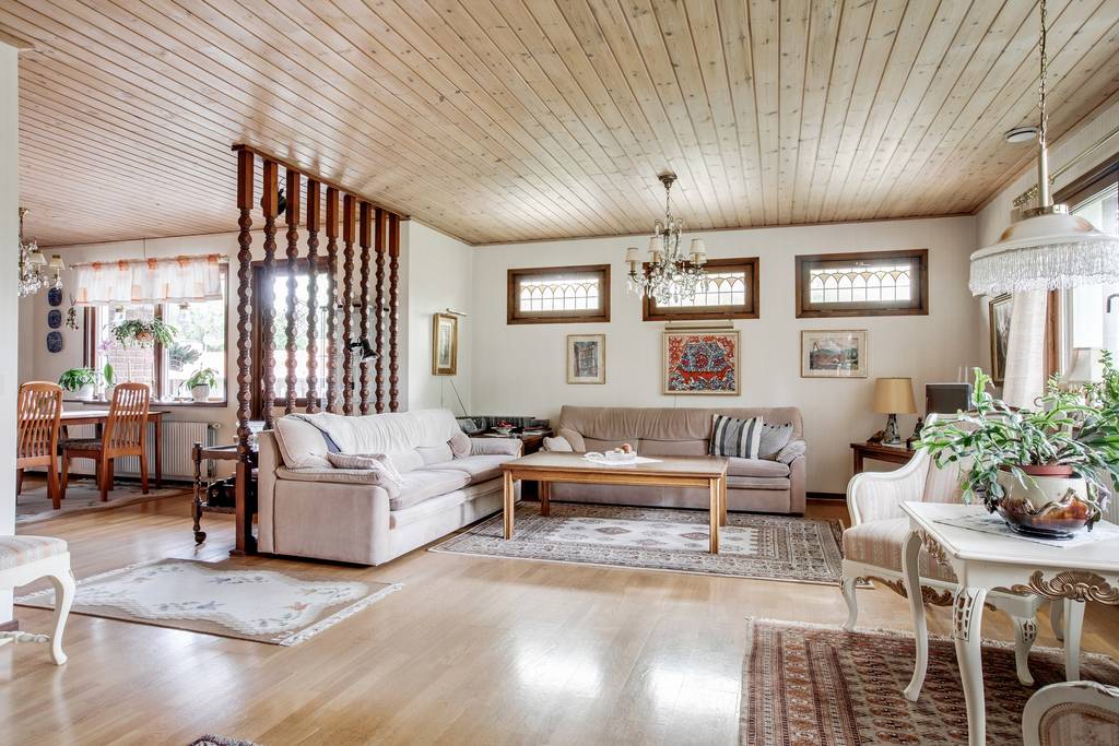 Image inspired by the article "Färingsöhuset bjuder på designklassiker, tavelvägg och gröna växter"