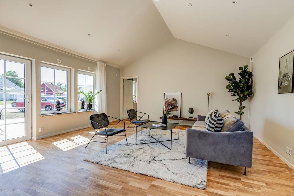 Image inspired by the article "Färingsöhuset bjuder på designklassiker, tavelvägg och gröna växter"