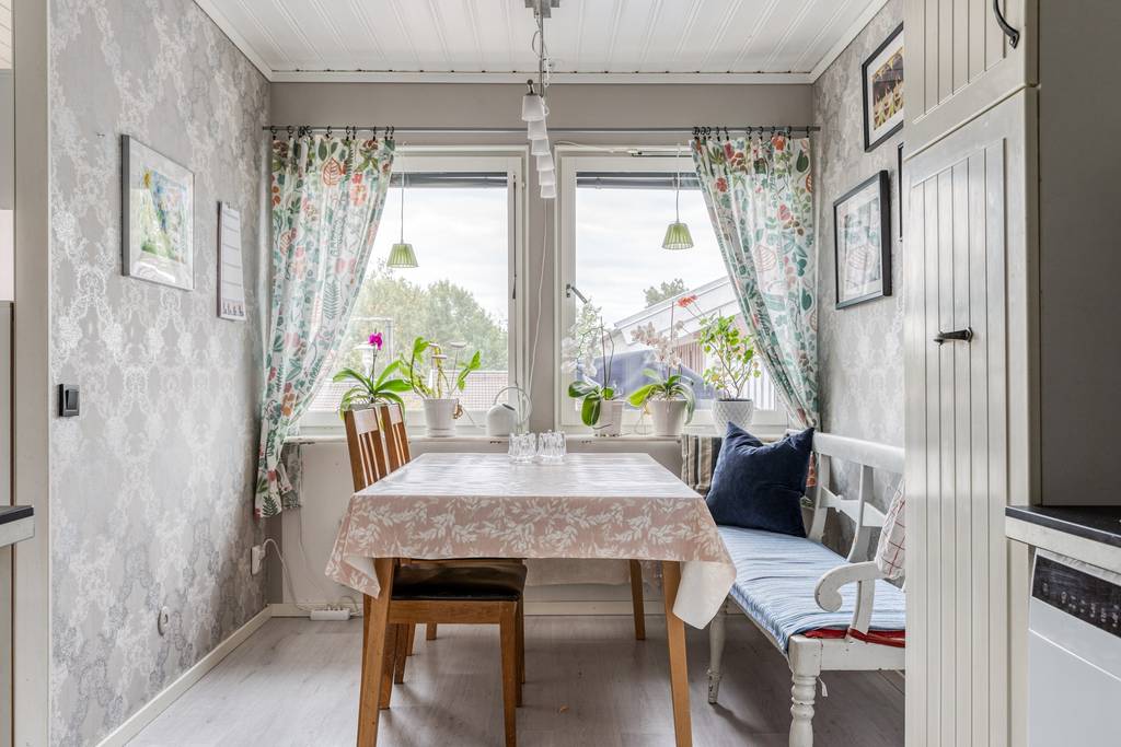 Image inspired by the article "Formstark färgfest i det personliga hemmet på Södermalm"