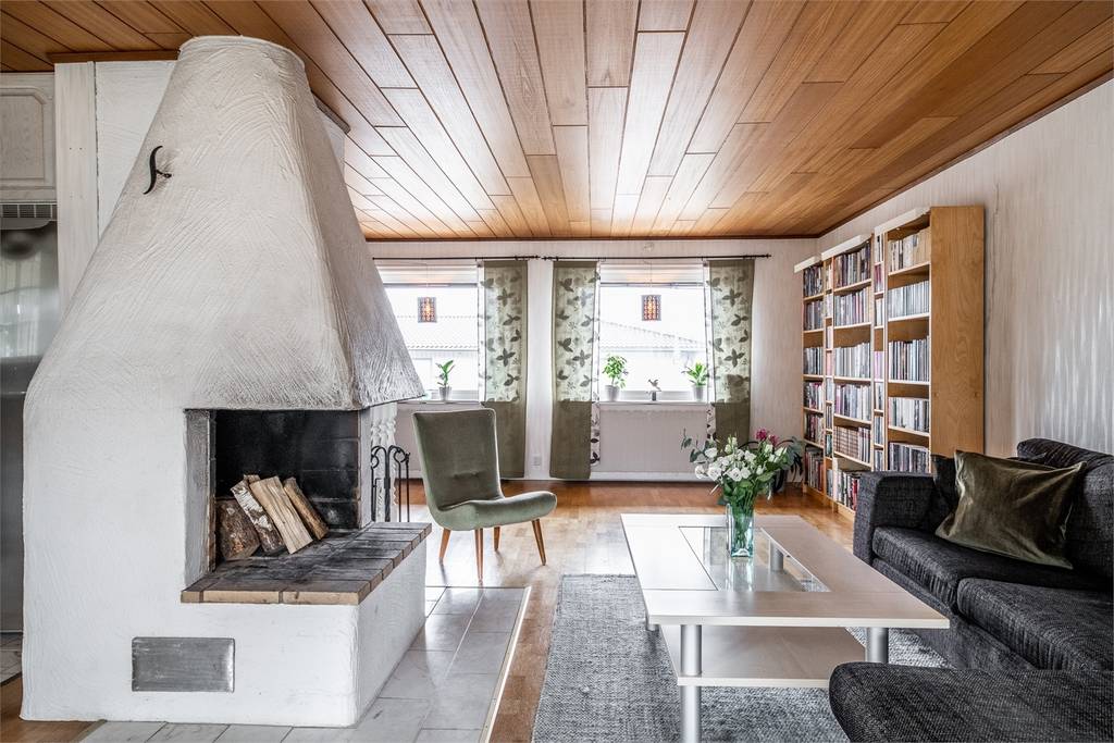 Image inspired by the article "Färingsöhuset bjuder på designklassiker, tavelvägg och gröna växter"