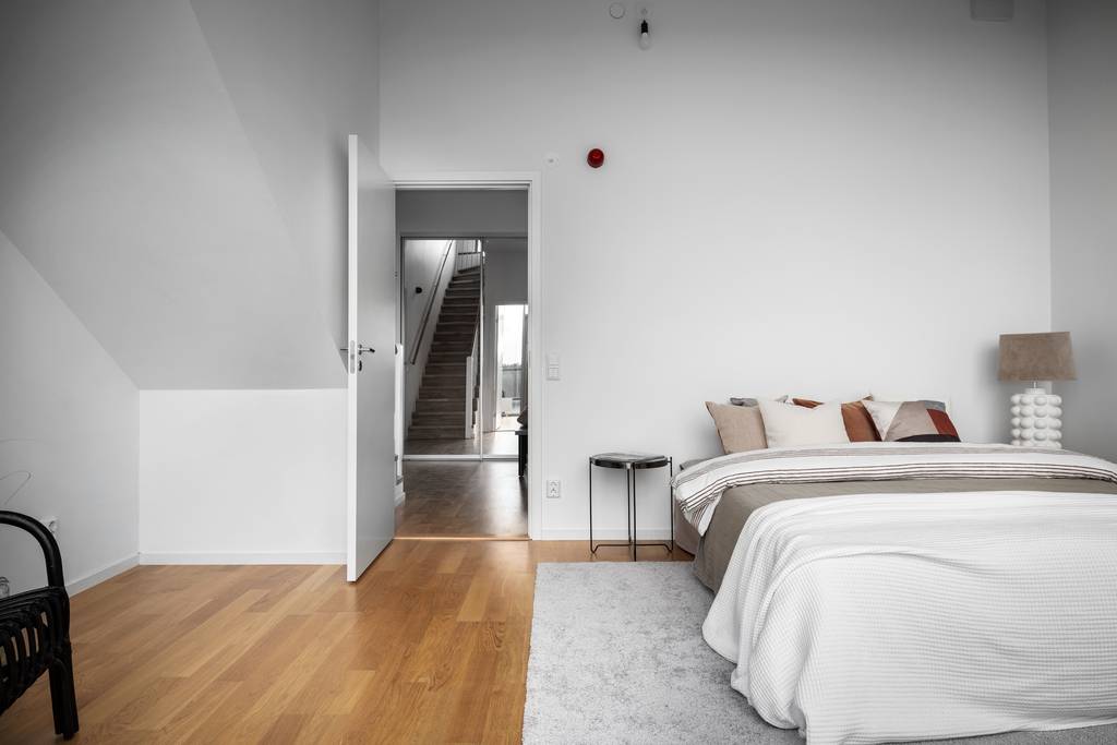 Image inspired by the article "Färingsöhuset bjuder på designklassiker, tavelvägg och gröna växter"