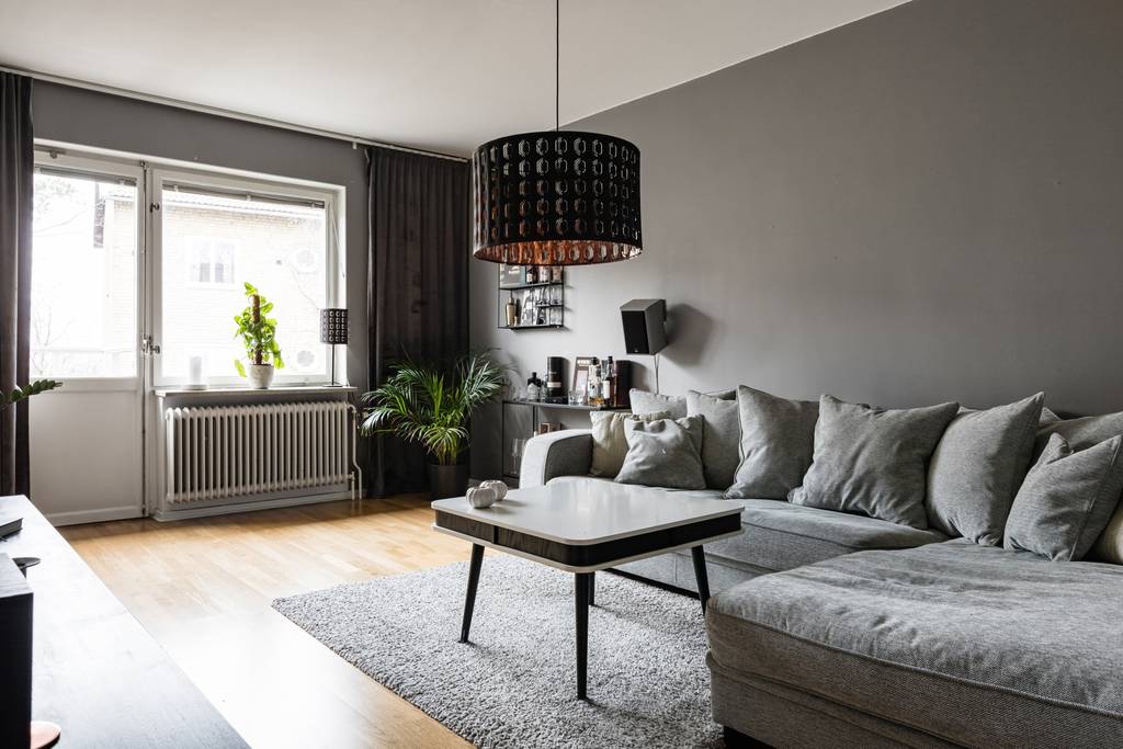 Image inspired by the article "Färgsprakande och stilsäkert hemma hos kreativa paret i Råå"