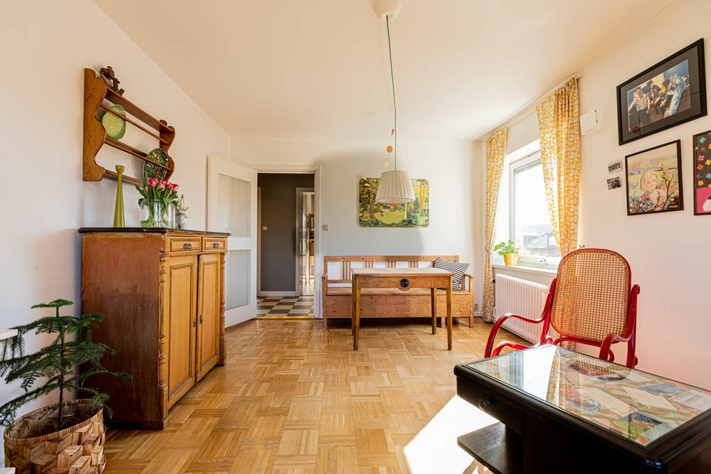 Image inspired by the article "Formstark färgfest i det personliga hemmet på Södermalm"