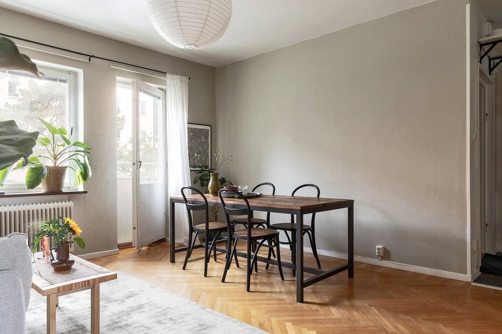 Image inspired by the article "Färgsprakande och stilsäkert hemma hos kreativa paret i Råå"