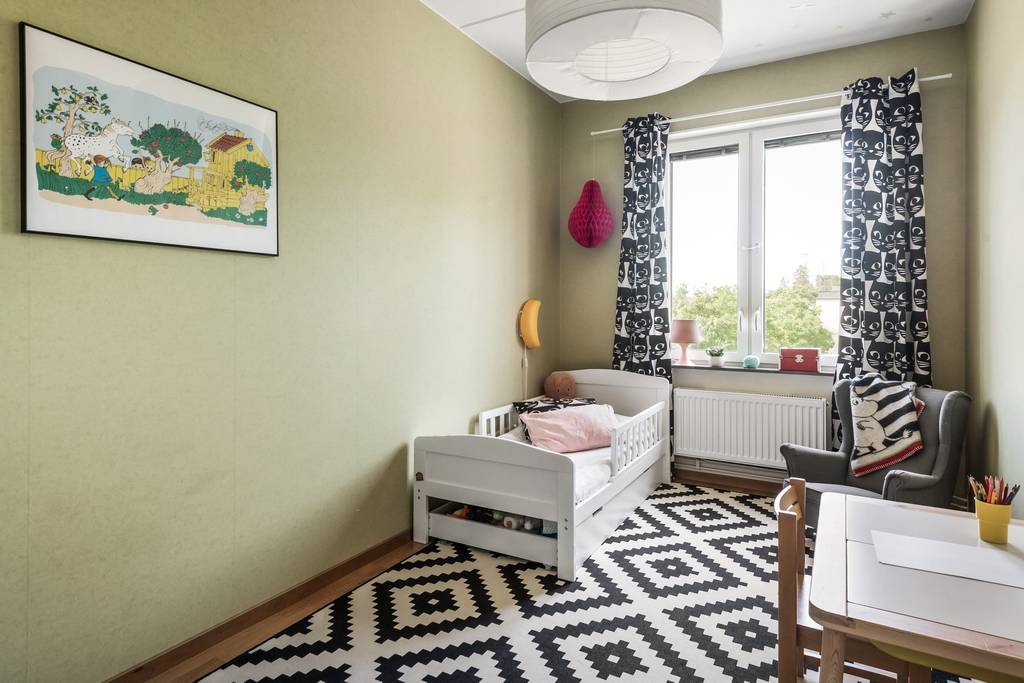 Image inspired by the article "Färgsprakande och stilsäkert hemma hos kreativa paret i Råå"