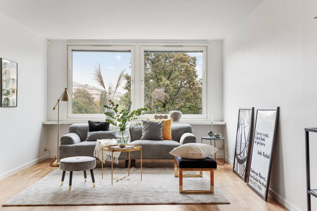 Image inspired by the article "Färingsöhuset bjuder på designklassiker, tavelvägg och gröna växter"