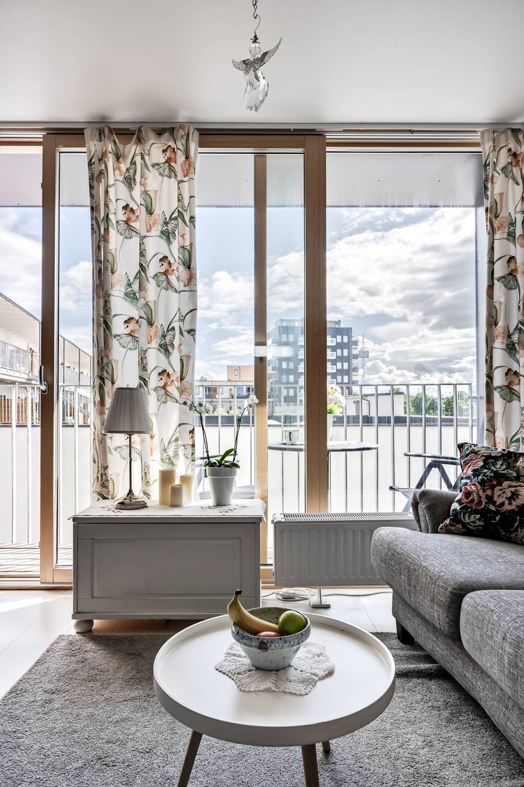 Image inspired by the article "Färingsöhuset bjuder på designklassiker, tavelvägg och gröna växter"